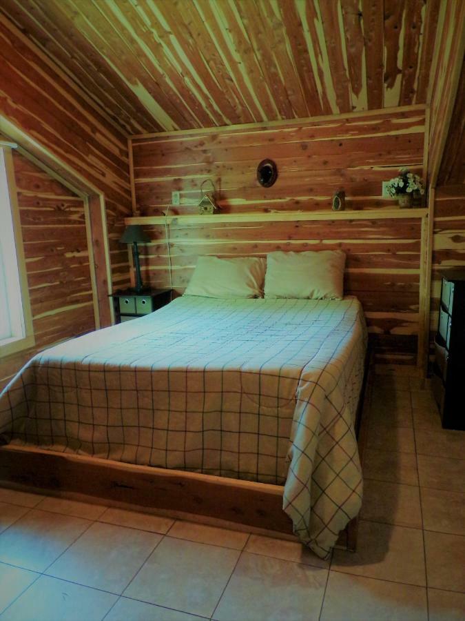 Cedar cabin located on a buffalo farm Marshall Esterno foto